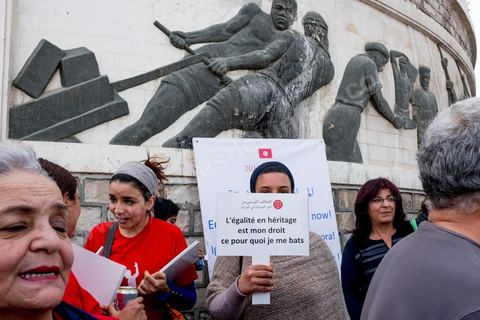 10 mars 2018 : près de 2000 personnes ont manifesté à Tunis pour réclamer la fin de l’« injustice » imposant l’inégalité successorale entre hommes et femmes.C'est la première grande manifestation en Tunisie et dans le monde arabe pour l'égalité entre les sexes et surtout l'égalité dans l'héritage. Selon la loi tunisienne, issue en l’occurrence des préceptes du Coran, la femme n’hérite que de la moitié de la part de l’homme du même degré de parenté. Le président de la République, Béji Caïd Essebsi, avait annoncé le 13 août 2017 son souhait d’aboutir en Tunisie à « l’égalité  dans tous les domaines ». A cette fin, il a mis sur pied une « commission de l’égalité et des libertés individuelles » chargée de réfléchir à une réforme de l’arsenal législatif afin d’en éliminer les dispositions attentatoires aux libertés individuelles ou sources de discriminations.