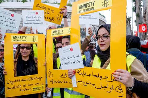 10 mars 2018 : près de 2000 personnes ont manifesté à Tunis pour réclamer la fin de l’« injustice » imposant l’inégalité successorale entre hommes et femmes.C'est la première grande manifestation en Tunisie et dans le monde arabe pour l'égalité entre les sexes et surtout l'égalité dans l'héritage. Selon la loi tunisienne, issue en l’occurrence des préceptes du Coran, la femme n’hérite que de la moitié de la part de l’homme du même degré de parenté. Le président de la République, Béji Caïd Essebsi, avait annoncé le 13 août 2017 son souhait d’aboutir en Tunisie à « l’égalité  dans tous les domaines ». A cette fin, il a mis sur pied une « commission de l’égalité et des libertés individuelles » chargée de réfléchir à une réforme de l’arsenal législatif afin d’en éliminer les dispositions attentatoires aux libertés individuelles ou sources de discriminations.