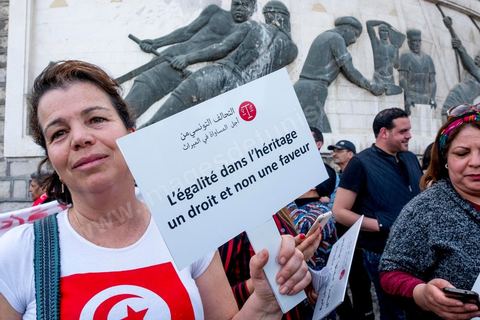 10 mars 2018 : près de 2000 personnes ont manifesté à Tunis pour réclamer la fin de l’« injustice » imposant l’inégalité successorale entre hommes et femmes.C'est la première grande manifestation en Tunisie et dans le monde arabe pour l'égalité entre les sexes et surtout l'égalité dans l'héritage. Selon la loi tunisienne, issue en l’occurrence des préceptes du Coran, la femme n’hérite que de la moitié de la part de l’homme du même degré de parenté. Le président de la République, Béji Caïd Essebsi, avait annoncé le 13 août 2017 son souhait d’aboutir en Tunisie à « l’égalité  dans tous les domaines ». A cette fin, il a mis sur pied une « commission de l’égalité et des libertés individuelles » chargée de réfléchir à une réforme de l’arsenal législatif afin d’en éliminer les dispositions attentatoires aux libertés individuelles ou sources de discriminations.