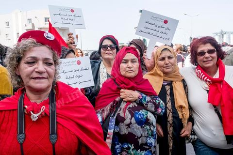 10 mars 2018 : près de 2000 personnes ont manifesté à Tunis pour réclamer la fin de l’« injustice » imposant l’inégalité successorale entre hommes et femmes.C'est la première grande manifestation en Tunisie et dans le monde arabe pour l'égalité entre les sexes et surtout l'égalité dans l'héritage. Selon la loi tunisienne, issue en l’occurrence des préceptes du Coran, la femme n’hérite que de la moitié de la part de l’homme du même degré de parenté. Le président de la République, Béji Caïd Essebsi, avait annoncé le 13 août 2017 son souhait d’aboutir en Tunisie à « l’égalité  dans tous les domaines ». A cette fin, il a mis sur pied une « commission de l’égalité et des libertés individuelles » chargée de réfléchir à une réforme de l’arsenal législatif afin d’en éliminer les dispositions attentatoires aux libertés individuelles ou sources de discriminations.