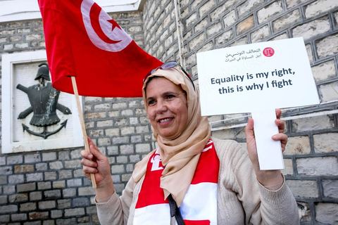 10 mars 2018 : près de 2000 personnes ont manifesté à Tunis pour réclamer la fin de l’« injustice » imposant l’inégalité successorale entre hommes et femmes.C'est la première grande manifestation en Tunisie et dans le monde arabe pour l'égalité entre les sexes et surtout l'égalité dans l'héritage. Selon la loi tunisienne, issue en l’occurrence des préceptes du Coran, la femme n’hérite que de la moitié de la part de l’homme du même degré de parenté. Le président de la République, Béji Caïd Essebsi, avait annoncé le 13 août 2017 son souhait d’aboutir en Tunisie à « l’égalité  dans tous les domaines ». A cette fin, il a mis sur pied une « commission de l’égalité et des libertés individuelles » chargée de réfléchir à une réforme de l’arsenal législatif afin d’en éliminer les dispositions attentatoires aux libertés individuelles ou sources de discriminations.