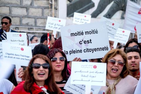 10 mars 2018 : près de 2000 personnes ont manifesté à Tunis pour réclamer la fin de l’« injustice » imposant l’inégalité successorale entre hommes et femmes.C'est la première grande manifestation en Tunisie et dans le monde arabe pour l'égalité entre les sexes et surtout l'égalité dans l'héritage. Selon la loi tunisienne, issue en l’occurrence des préceptes du Coran, la femme n’hérite que de la moitié de la part de l’homme du même degré de parenté. Le président de la République, Béji Caïd Essebsi, avait annoncé le 13 août 2017 son souhait d’aboutir en Tunisie à « l’égalité  dans tous les domaines ». A cette fin, il a mis sur pied une « commission de l’égalité et des libertés individuelles » chargée de réfléchir à une réforme de l’arsenal législatif afin d’en éliminer les dispositions attentatoires aux libertés individuelles ou sources de discriminations.