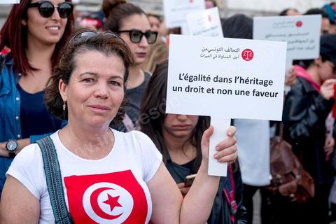 10 mars 2018 : près de 2000 personnes ont manifesté à Tunis pour réclamer la fin de l’« injustice » imposant l’inégalité successorale entre hommes et femmes.C'est la première grande manifestation en Tunisie et dans le monde arabe pour l'égalité entre les sexes et surtout l'égalité dans l'héritage. Selon la loi tunisienne, issue en l’occurrence des préceptes du Coran, la femme n’hérite que de la moitié de la part de l’homme du même degré de parenté. Le président de la République, Béji Caïd Essebsi, avait annoncé le 13 août 2017 son souhait d’aboutir en Tunisie à « l’égalité  dans tous les domaines ». A cette fin, il a mis sur pied une « commission de l’égalité et des libertés individuelles » chargée de réfléchir à une réforme de l’arsenal législatif afin d’en éliminer les dispositions attentatoires aux libertés individuelles ou sources de discriminations.