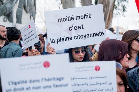 10 mars 2018 : près de 2000 personnes ont manifesté à Tunis pour réclamer la fin de l’« injustice » imposant l’inégalité successorale entre hommes et femmes.C'est la première grande manifestation en Tunisie et dans le monde arabe pour l'égalité entre les sexes et surtout l'égalité dans l'héritage. Selon la loi tunisienne, issue en l’occurrence des préceptes du Coran, la femme n’hérite que de la moitié de la part de l’homme du même degré de parenté. Le président de la République, Béji Caïd Essebsi, avait annoncé le 13 août 2017 son souhait d’aboutir en Tunisie à « l’égalité  dans tous les domaines ». A cette fin, il a mis sur pied une « commission de l’égalité et des libertés individuelles » chargée de réfléchir à une réforme de l’arsenal législatif afin d’en éliminer les dispositions attentatoires aux libertés individuelles ou sources de discriminations.