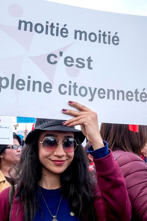 10 mars 2018 : près de 2000 personnes ont manifesté à Tunis pour réclamer la fin de l’« injustice » imposant l’inégalité successorale entre hommes et femmes.C'est la première grande manifestation en Tunisie et dans le monde arabe pour l'égalité entre les sexes et surtout l'égalité dans l'héritage. Selon la loi tunisienne, issue en l’occurrence des préceptes du Coran, la femme n’hérite que de la moitié de la part de l’homme du même degré de parenté. Le président de la République, Béji Caïd Essebsi, avait annoncé le 13 août 2017 son souhait d’aboutir en Tunisie à « l’égalité  dans tous les domaines ». A cette fin, il a mis sur pied une « commission de l’égalité et des libertés individuelles » chargée de réfléchir à une réforme de l’arsenal législatif afin d’en éliminer les dispositions attentatoires aux libertés individuelles ou sources de discriminations.