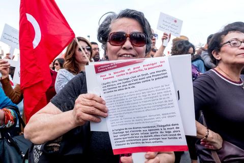 10 mars 2018 : près de 2000 personnes ont manifesté à Tunis pour réclamer la fin de l’« injustice » imposant l’inégalité successorale entre hommes et femmes.C'est la première grande manifestation en Tunisie et dans le monde arabe pour l'égalité entre les sexes et surtout l'égalité dans l'héritage. Selon la loi tunisienne, issue en l’occurrence des préceptes du Coran, la femme n’hérite que de la moitié de la part de l’homme du même degré de parenté. Le président de la République, Béji Caïd Essebsi, avait annoncé le 13 août 2017 son souhait d’aboutir en Tunisie à « l’égalité  dans tous les domaines ». A cette fin, il a mis sur pied une « commission de l’égalité et des libertés individuelles » chargée de réfléchir à une réforme de l’arsenal législatif afin d’en éliminer les dispositions attentatoires aux libertés individuelles ou sources de discriminations.