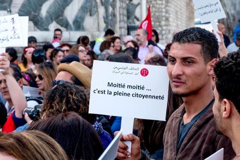10 mars 2018 : près de 2000 personnes ont manifesté à Tunis pour réclamer la fin de l’« injustice » imposant l’inégalité successorale entre hommes et femmes.C'est la première grande manifestation en Tunisie et dans le monde arabe pour l'égalité entre les sexes et surtout l'égalité dans l'héritage. Selon la loi tunisienne, issue en l’occurrence des préceptes du Coran, la femme n’hérite que de la moitié de la part de l’homme du même degré de parenté. Le président de la République, Béji Caïd Essebsi, avait annoncé le 13 août 2017 son souhait d’aboutir en Tunisie à « l’égalité  dans tous les domaines ». A cette fin, il a mis sur pied une « commission de l’égalité et des libertés individuelles » chargée de réfléchir à une réforme de l’arsenal législatif afin d’en éliminer les dispositions attentatoires aux libertés individuelles ou sources de discriminations.