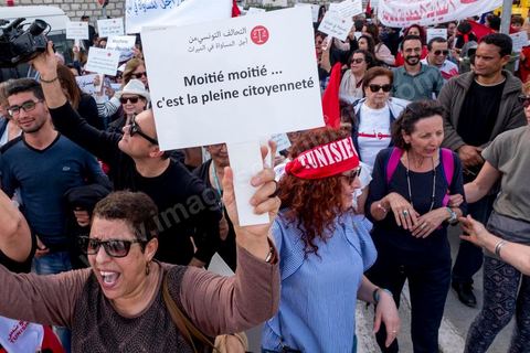 10 mars 2018 : près de 2000 personnes ont manifesté à Tunis pour réclamer la fin de l’« injustice » imposant l’inégalité successorale entre hommes et femmes.C'est la première grande manifestation en Tunisie et dans le monde arabe pour l'égalité entre les sexes et surtout l'égalité dans l'héritage. Selon la loi tunisienne, issue en l’occurrence des préceptes du Coran, la femme n’hérite que de la moitié de la part de l’homme du même degré de parenté. Le président de la République, Béji Caïd Essebsi, avait annoncé le 13 août 2017 son souhait d’aboutir en Tunisie à « l’égalité  dans tous les domaines ». A cette fin, il a mis sur pied une « commission de l’égalité et des libertés individuelles » chargée de réfléchir à une réforme de l’arsenal législatif afin d’en éliminer les dispositions attentatoires aux libertés individuelles ou sources de discriminations.