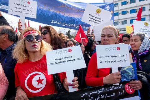 10 mars 2018 : près de 2000 personnes ont manifesté à Tunis pour réclamer la fin de l’« injustice » imposant l’inégalité successorale entre hommes et femmes.C'est la première grande manifestation en Tunisie et dans le monde arabe pour l'égalité entre les sexes et surtout l'égalité dans l'héritage. Selon la loi tunisienne, issue en l’occurrence des préceptes du Coran, la femme n’hérite que de la moitié de la part de l’homme du même degré de parenté. Le président de la République, Béji Caïd Essebsi, avait annoncé le 13 août 2017 son souhait d’aboutir en Tunisie à « l’égalité  dans tous les domaines ». A cette fin, il a mis sur pied une « commission de l’égalité et des libertés individuelles » chargée de réfléchir à une réforme de l’arsenal législatif afin d’en éliminer les dispositions attentatoires aux libertés individuelles ou sources de discriminations.