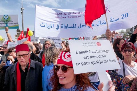 10 mars 2018 : près de 2000 personnes ont manifesté à Tunis pour réclamer la fin de l’« injustice » imposant l’inégalité successorale entre hommes et femmes.C'est la première grande manifestation en Tunisie et dans le monde arabe pour l'égalité entre les sexes et surtout l'égalité dans l'héritage. Selon la loi tunisienne, issue en l’occurrence des préceptes du Coran, la femme n’hérite que de la moitié de la part de l’homme du même degré de parenté. Le président de la République, Béji Caïd Essebsi, avait annoncé le 13 août 2017 son souhait d’aboutir en Tunisie à « l’égalité  dans tous les domaines ». A cette fin, il a mis sur pied une « commission de l’égalité et des libertés individuelles » chargée de réfléchir à une réforme de l’arsenal législatif afin d’en éliminer les dispositions attentatoires aux libertés individuelles ou sources de discriminations.