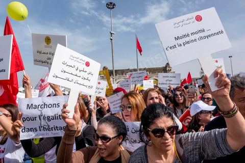 10 mars 2018 : près de 2000 personnes ont manifesté à Tunis pour réclamer la fin de l’« injustice » imposant l’inégalité successorale entre hommes et femmes.C'est la première grande manifestation en Tunisie et dans le monde arabe pour l'égalité entre les sexes et surtout l'égalité dans l'héritage. Selon la loi tunisienne, issue en l’occurrence des préceptes du Coran, la femme n’hérite que de la moitié de la part de l’homme du même degré de parenté. Le président de la République, Béji Caïd Essebsi, avait annoncé le 13 août 2017 son souhait d’aboutir en Tunisie à « l’égalité  dans tous les domaines ». A cette fin, il a mis sur pied une « commission de l’égalité et des libertés individuelles » chargée de réfléchir à une réforme de l’arsenal législatif afin d’en éliminer les dispositions attentatoires aux libertés individuelles ou sources de discriminations.