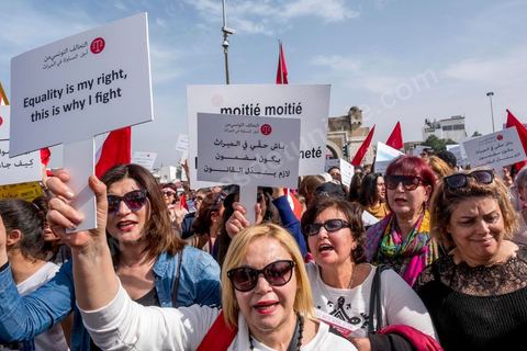 10 mars 2018 : près de 2000 personnes ont manifesté à Tunis pour réclamer la fin de l’« injustice » imposant l’inégalité successorale entre hommes et femmes.C'est la première grande manifestation en Tunisie et dans le monde arabe pour l'égalité entre les sexes et surtout l'égalité dans l'héritage. Selon la loi tunisienne, issue en l’occurrence des préceptes du Coran, la femme n’hérite que de la moitié de la part de l’homme du même degré de parenté. Le président de la République, Béji Caïd Essebsi, avait annoncé le 13 août 2017 son souhait d’aboutir en Tunisie à « l’égalité  dans tous les domaines ». A cette fin, il a mis sur pied une « commission de l’égalité et des libertés individuelles » chargée de réfléchir à une réforme de l’arsenal législatif afin d’en éliminer les dispositions attentatoires aux libertés individuelles ou sources de discriminations.