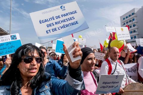 10 mars 2018 : près de 2000 personnes ont manifesté à Tunis pour réclamer la fin de l’« injustice » imposant l’inégalité successorale entre hommes et femmes.C'est la première grande manifestation en Tunisie et dans le monde arabe pour l'égalité entre les sexes et surtout l'égalité dans l'héritage. Selon la loi tunisienne, issue en l’occurrence des préceptes du Coran, la femme n’hérite que de la moitié de la part de l’homme du même degré de parenté. Le président de la République, Béji Caïd Essebsi, avait annoncé le 13 août 2017 son souhait d’aboutir en Tunisie à « l’égalité  dans tous les domaines ». A cette fin, il a mis sur pied une « commission de l’égalité et des libertés individuelles » chargée de réfléchir à une réforme de l’arsenal législatif afin d’en éliminer les dispositions attentatoires aux libertés individuelles ou sources de discriminations.
