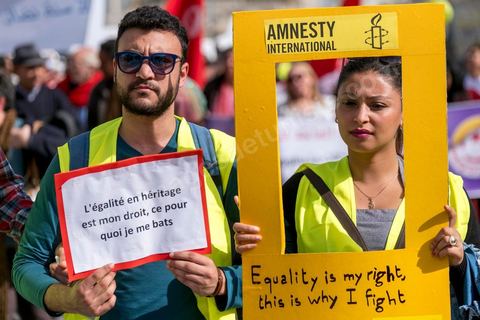 10 mars 2018 : près de 2000 personnes ont manifesté à Tunis pour réclamer la fin de l’« injustice » imposant l’inégalité successorale entre hommes et femmes.C'est la première grande manifestation en Tunisie et dans le monde arabe pour l'égalité entre les sexes et surtout l'égalité dans l'héritage. Selon la loi tunisienne, issue en l’occurrence des préceptes du Coran, la femme n’hérite que de la moitié de la part de l’homme du même degré de parenté. Le président de la République, Béji Caïd Essebsi, avait annoncé le 13 août 2017 son souhait d’aboutir en Tunisie à « l’égalité  dans tous les domaines ». A cette fin, il a mis sur pied une « commission de l’égalité et des libertés individuelles » chargée de réfléchir à une réforme de l’arsenal législatif afin d’en éliminer les dispositions attentatoires aux libertés individuelles ou sources de discriminations.