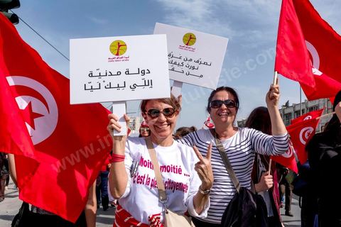 10 mars 2018 : près de 2000 personnes ont manifesté à Tunis pour réclamer la fin de l’« injustice » imposant l’inégalité successorale entre hommes et femmes.C'est la première grande manifestation en Tunisie et dans le monde arabe pour l'égalité entre les sexes et surtout l'égalité dans l'héritage. Selon la loi tunisienne, issue en l’occurrence des préceptes du Coran, la femme n’hérite que de la moitié de la part de l’homme du même degré de parenté. Le président de la République, Béji Caïd Essebsi, avait annoncé le 13 août 2017 son souhait d’aboutir en Tunisie à « l’égalité  dans tous les domaines ». A cette fin, il a mis sur pied une « commission de l’égalité et des libertés individuelles » chargée de réfléchir à une réforme de l’arsenal législatif afin d’en éliminer les dispositions attentatoires aux libertés individuelles ou sources de discriminations.