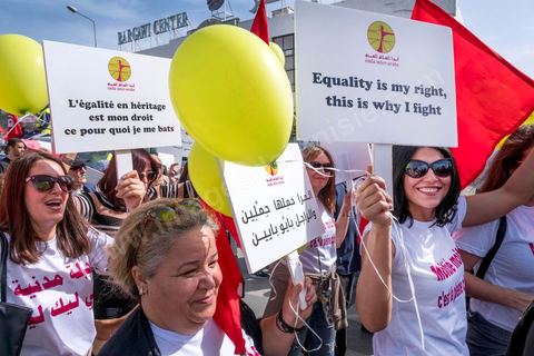 10 mars 2018 : près de 2000 personnes ont manifesté à Tunis pour réclamer la fin de l’« injustice » imposant l’inégalité successorale entre hommes et femmes.C'est la première grande manifestation en Tunisie et dans le monde arabe pour l'égalité entre les sexes et surtout l'égalité dans l'héritage. Selon la loi tunisienne, issue en l’occurrence des préceptes du Coran, la femme n’hérite que de la moitié de la part de l’homme du même degré de parenté. Le président de la République, Béji Caïd Essebsi, avait annoncé le 13 août 2017 son souhait d’aboutir en Tunisie à « l’égalité  dans tous les domaines ». A cette fin, il a mis sur pied une « commission de l’égalité et des libertés individuelles » chargée de réfléchir à une réforme de l’arsenal législatif afin d’en éliminer les dispositions attentatoires aux libertés individuelles ou sources de discriminations.