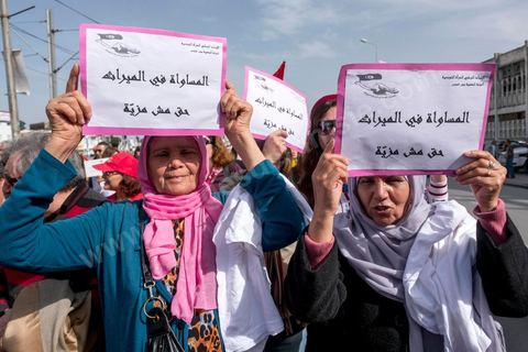 10 mars 2018 : près de 2000 personnes ont manifesté à Tunis pour réclamer la fin de l’« injustice » imposant l’inégalité successorale entre hommes et femmes.C'est la première grande manifestation en Tunisie et dans le monde arabe pour l'égalité entre les sexes et surtout l'égalité dans l'héritage. Selon la loi tunisienne, issue en l’occurrence des préceptes du Coran, la femme n’hérite que de la moitié de la part de l’homme du même degré de parenté. Le président de la République, Béji Caïd Essebsi, avait annoncé le 13 août 2017 son souhait d’aboutir en Tunisie à « l’égalité  dans tous les domaines ». A cette fin, il a mis sur pied une « commission de l’égalité et des libertés individuelles » chargée de réfléchir à une réforme de l’arsenal législatif afin d’en éliminer les dispositions attentatoires aux libertés individuelles ou sources de discriminations.
