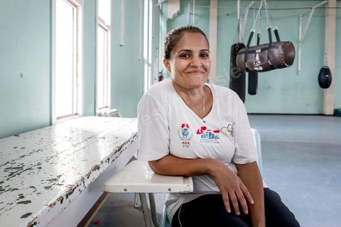 Rim Jouini, championne d'Afrique, 3ème au championnat du monde de 2010 et a participé aux JO de 2012, est aujourd'hui entraineuse de l'équipe natioanle féminine de Tunisie.  la Cité Nationale Sportive de Tunis, l'équipe Nationale de Boxe féminine, Junior et Seniro, s'entraine quotidiennement. La boxe depuis les titres mondiaux et africains de Rim Jouini a pris depuis quelques années de l'ampleur en Tunisie et compte aujourd'hui plus de 500 licenciées sur l'ensemble du territoire et une équipe nationale qui engrange dans les différentes catégories des titres internationaux. 