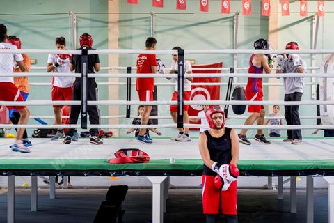 Entrainement des équipes nationales de Boxe féminine, Junior et cadettes. A la Cité Nationale Sportive de Tunis, l'équipe Nationale de Boxe féminine, Junior et Seniro, s'entraine quotidiennement. La boxe depuis les titres mondiaux et africains de Rim Jouini a pris depuis quelques années de l'ampleur en Tunisie et compte aujourd'hui plus de 500 licenciées sur l'ensemble du territoire et une équipe nationale qui engrange dans les différentes catégories des titres internationaux. 