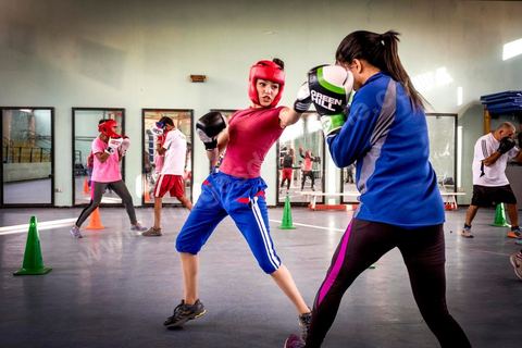Entrainement des équipes nationales de Boxe féminine, Junior et cadettes. A la Cité Nationale Sportive de Tunis, l'équipe Nationale de Boxe féminine, Junior et Seniro, s'entraine quotidiennement. La boxe depuis les titres mondiaux et africains de Rim Jouini a pris depuis quelques années de l'ampleur en Tunisie et compte aujourd'hui plus de 500 licenciées sur l'ensemble du territoire et une équipe nationale qui engrange dans les différentes catégories des titres internationaux. 