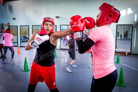 A la Cité Nationale Sportive de Tunis, l'équipe Nationale de Boxe féminine, Junior et Seniro, s'entraine quotidiennement. La boxe depuis les titres mondiaux et africains de Rim Jouini a pris depuis quelques années de l'ampleur en Tunisie et compte aujourd'hui plus de 500 licenciées sur l'ensemble du territoire et une équipe nationale qui engrange dans les différentes catégories des titres internationaux. 