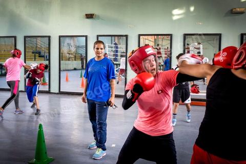 Rim Jouini, championne d'Afrique, 3ème au championnat du monde de 2010 et a participé aux JO de 2012, est aujourd'hui entraineuse de l'équipe natioanle féminine de Tunisie.  la Cité Nationale Sportive de Tunis, l'équipe Nationale de Boxe féminine, Junior et Seniro, s'entraine quotidiennement. La boxe depuis les titres mondiaux et africains de Rim Jouini a pris depuis quelques années de l'ampleur en Tunisie et compte aujourd'hui plus de 500 licenciées sur l'ensemble du territoire et une équipe nationale qui engrange dans les différentes catégories des titres internationaux. 