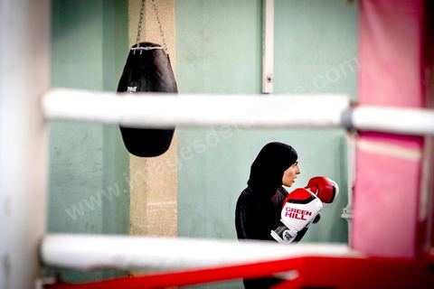Entrainement des équipes nationales de Boxe féminine, Junior et cadettes. A la Cité Nationale Sportive de Tunis, l'équipe Nationale de Boxe féminine, Junior et Seniro, s'entraine quotidiennement. La boxe depuis les titres mondiaux et africains de Rim Jouini a pris depuis quelques années de l'ampleur en Tunisie et compte aujourd'hui plus de 500 licenciées sur l'ensemble du territoire et une équipe nationale qui engrange dans les différentes catégories des titres internationaux. 
