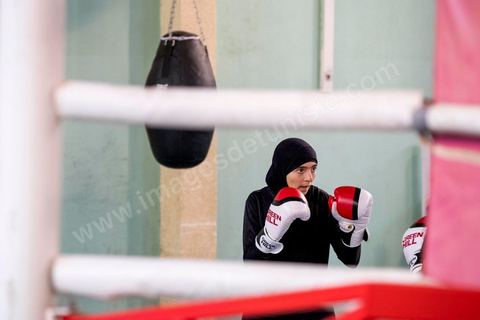 Entrainement des équipes nationales de Boxe féminine, Junior et cadettes. A la Cité Nationale Sportive de Tunis, l'équipe Nationale de Boxe féminine, Junior et Seniro, s'entraine quotidiennement. La boxe depuis les titres mondiaux et africains de Rim Jouini a pris depuis quelques années de l'ampleur en Tunisie et compte aujourd'hui plus de 500 licenciées sur l'ensemble du territoire et une équipe nationale qui engrange dans les différentes catégories des titres internationaux. 