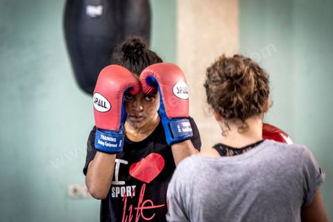 Entrainement des équipes nationales de Boxe féminine, Junior et cadettes. A la Cité Nationale Sportive de Tunis, l'équipe Nationale de Boxe féminine, Junior et Seniro, s'entraine quotidiennement. La boxe depuis les titres mondiaux et africains de Rim Jouini a pris depuis quelques années de l'ampleur en Tunisie et compte aujourd'hui plus de 500 licenciées sur l'ensemble du territoire et une équipe nationale qui engrange dans les différentes catégories des titres internationaux. 