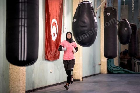 Entrainement des équipes nationales de Boxe féminine, Junior et cadettes. A la Cité Nationale Sportive de Tunis, l'équipe Nationale de Boxe féminine, Junior et Seniro, s'entraine quotidiennement. La boxe depuis les titres mondiaux et africains de Rim Jouini a pris depuis quelques années de l'ampleur en Tunisie et compte aujourd'hui plus de 500 licenciées sur l'ensemble du territoire et une équipe nationale qui engrange dans les différentes catégories des titres internationaux. 