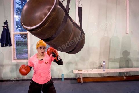 Entrainement des équipes nationales de Boxe féminine, Junior et cadettes. A la Cité Nationale Sportive de Tunis, l'équipe Nationale de Boxe féminine, Junior et Seniro, s'entraine quotidiennement. La boxe depuis les titres mondiaux et africains de Rim Jouini a pris depuis quelques années de l'ampleur en Tunisie et compte aujourd'hui plus de 500 licenciées sur l'ensemble du territoire et une équipe nationale qui engrange dans les différentes catégories des titres internationaux. 