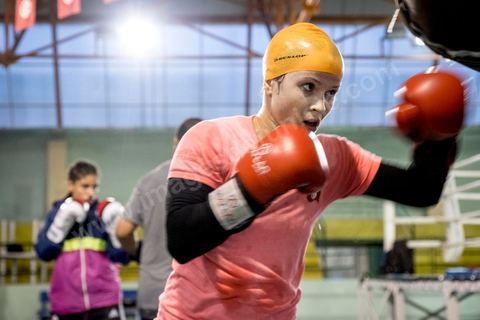 Entrainement des équipes nationales de Boxe féminine, Junior et cadettes. A la Cité Nationale Sportive de Tunis, l'équipe Nationale de Boxe féminine, Junior et Seniro, s'entraine quotidiennement. La boxe depuis les titres mondiaux et africains de Rim Jouini a pris depuis quelques années de l'ampleur en Tunisie et compte aujourd'hui plus de 500 licenciées sur l'ensemble du territoire et une équipe nationale qui engrange dans les différentes catégories des titres internationaux. 