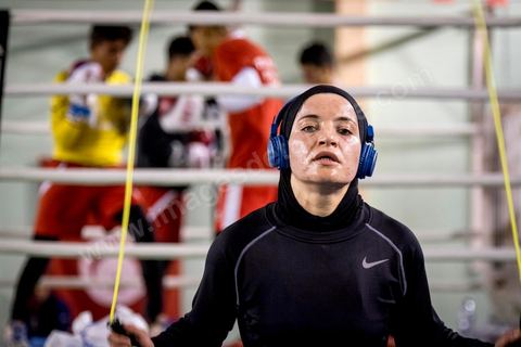 Entrainement des équipes nationales de Boxe féminine, Junior et cadettes. A la Cité Nationale Sportive de Tunis, l'équipe Nationale de Boxe féminine, Junior et Seniro, s'entraine quotidiennement. La boxe depuis les titres mondiaux et africains de Rim Jouini a pris depuis quelques années de l'ampleur en Tunisie et compte aujourd'hui plus de 500 licenciées sur l'ensemble du territoire et une équipe nationale qui engrange dans les différentes catégories des titres internationaux. 