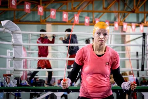 Entrainement des équipes nationales de Boxe féminine, Junior et cadettes. A la Cité Nationale Sportive de Tunis, l'équipe Nationale de Boxe féminine, Junior et Seniro, s'entraine quotidiennement. La boxe depuis les titres mondiaux et africains de Rim Jouini a pris depuis quelques années de l'ampleur en Tunisie et compte aujourd'hui plus de 500 licenciées sur l'ensemble du territoire et une équipe nationale qui engrange dans les différentes catégories des titres internationaux. 