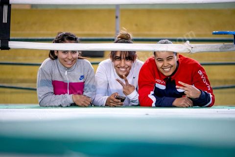 Entrainement des équipes nationales de Boxe féminine, Junior et cadettes. A la Cité Nationale Sportive de Tunis, l'équipe Nationale de Boxe féminine, Junior et Seniro, s'entraine quotidiennement. La boxe depuis les titres mondiaux et africains de Rim Jouini a pris depuis quelques années de l'ampleur en Tunisie et compte aujourd'hui plus de 500 licenciées sur l'ensemble du territoire et une équipe nationale qui engrange dans les différentes catégories des titres internationaux. 