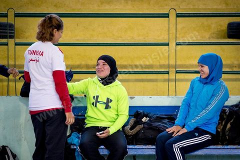Entrainement des équipes nationales de Boxe féminine, Junior et cadettes. A la Cité Nationale Sportive de Tunis, l'équipe Nationale de Boxe féminine, Junior et Seniro, s'entraine quotidiennement. La boxe depuis les titres mondiaux et africains de Rim Jouini a pris depuis quelques années de l'ampleur en Tunisie et compte aujourd'hui plus de 500 licenciées sur l'ensemble du territoire et une équipe nationale qui engrange dans les différentes catégories des titres internationaux. 