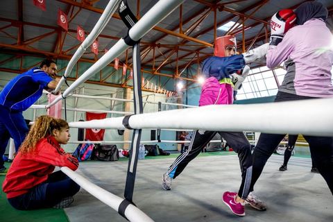 Entrainement des équipes nationales de Boxe féminine, Junior et cadettes. A la Cité Nationale Sportive de Tunis, l'équipe Nationale de Boxe féminine, Junior et Seniro, s'entraine quotidiennement. La boxe depuis les titres mondiaux et africains de Rim Jouini a pris depuis quelques années de l'ampleur en Tunisie et compte aujourd'hui plus de 500 licenciées sur l'ensemble du territoire et une équipe nationale qui engrange dans les différentes catégories des titres internationaux. 