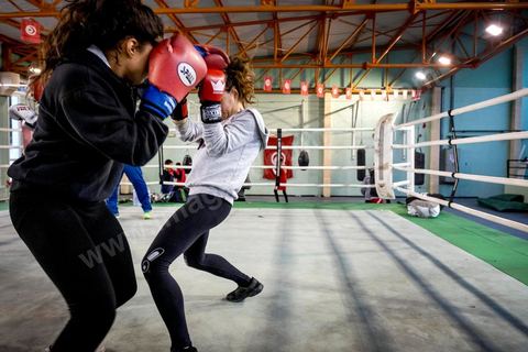 Entrainement des équipes nationales de Boxe féminine, Junior et cadettes. A la Cité Nationale Sportive de Tunis, l'équipe Nationale de Boxe féminine, Junior et Seniro, s'entraine quotidiennement. La boxe depuis les titres mondiaux et africains de Rim Jouini a pris depuis quelques années de l'ampleur en Tunisie et compte aujourd'hui plus de 500 licenciées sur l'ensemble du territoire et une équipe nationale qui engrange dans les différentes catégories des titres internationaux. 