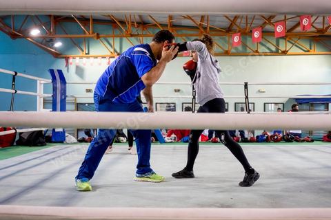 Entrainement des équipes nationales de Boxe féminine, Junior et cadettes. A la Cité Nationale Sportive de Tunis, l'équipe Nationale de Boxe féminine, Junior et Seniro, s'entraine quotidiennement. La boxe depuis les titres mondiaux et africains de Rim Jouini a pris depuis quelques années de l'ampleur en Tunisie et compte aujourd'hui plus de 500 licenciées sur l'ensemble du territoire et une équipe nationale qui engrange dans les différentes catégories des titres internationaux. 