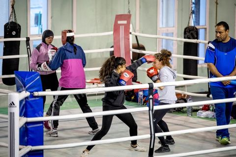 Entrainement des équipes nationales de Boxe féminine, Junior et cadettes. A la Cité Nationale Sportive de Tunis, l'équipe Nationale de Boxe féminine, Junior et Seniro, s'entraine quotidiennement. La boxe depuis les titres mondiaux et africains de Rim Jouini a pris depuis quelques années de l'ampleur en Tunisie et compte aujourd'hui plus de 500 licenciées sur l'ensemble du territoire et une équipe nationale qui engrange dans les différentes catégories des titres internationaux. 