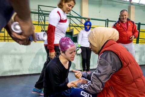 Entrainement des équipes nationales de Boxe féminine, Junior et cadettes. A la Cité Nationale Sportive de Tunis, l'équipe Nationale de Boxe féminine, Junior et Seniro, s'entraine quotidiennement. La boxe depuis les titres mondiaux et africains de Rim Jouini a pris depuis quelques années de l'ampleur en Tunisie et compte aujourd'hui plus de 500 licenciées sur l'ensemble du territoire et une équipe nationale qui engrange dans les différentes catégories des titres internationaux. 