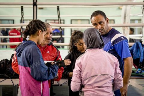 Entrainement des équipes nationales de Boxe féminine, Junior et cadettes. A la Cité Nationale Sportive de Tunis, l'équipe Nationale de Boxe féminine, Junior et Seniro, s'entraine quotidiennement. La boxe depuis les titres mondiaux et africains de Rim Jouini a pris depuis quelques années de l'ampleur en Tunisie et compte aujourd'hui plus de 500 licenciées sur l'ensemble du territoire et une équipe nationale qui engrange dans les différentes catégories des titres internationaux. 