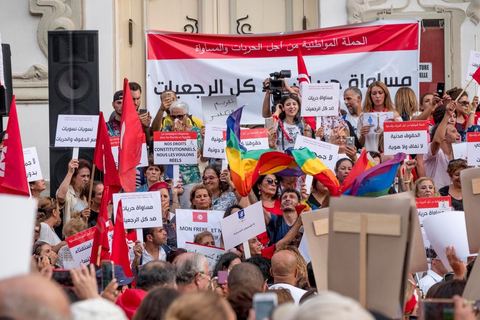 13 aout 2018 : Près de 4000 personnes étaient présentes en ce jour de fête de la Femme à la manifestation en faveur des libertés sur l'avenue Habib Bourguiba à Tunis. Entre citoyens, activistes de la société civile, figures médiatiques et politiques, les personnes présentes ont scandé des slogans appelant à l'égalité homme-femme et la liberté et ont rejeté l'extrémisme. Le drapeau arc-en-ciel a également été brandi en signe de soutien à la cause LGBT et des minorités sexuelles. La Commission des libertés individuelles et de l’égalité (Colibe) initiée par BCE a remis son rapport en juin au Président récemment, elle contient des proportions sur l’égalité de l’héritage, la dépénalisation de l’homosexualité et autres questions sociétales en Tunisie. Béji Caïd Essebsi n'entérine que l’égalité dans l’héritage.On rappelle que ce rapport a suscité une violente réaction dans le camp des islamistes qui ont fustigé la violation du texte coranique et qualifié les membres de la Colibe d’apostates. Samedi, une marche a été organisée pour dénoncer le contenu du rapport.
