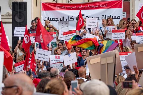 13 aout 2018 : Près de 4000 personnes étaient présentes en ce jour de fête de la Femme à la manifestation en faveur des libertés sur l'avenue Habib Bourguiba à Tunis. Entre citoyens, activistes de la société civile, figures médiatiques et politiques, les personnes présentes ont scandé des slogans appelant à l'égalité homme-femme et la liberté et ont rejeté l'extrémisme. Le drapeau arc-en-ciel a également été brandi en signe de soutien à la cause LGBT et des minorités sexuelles. La Commission des libertés individuelles et de l’égalité (Colibe) initiée par BCE a remis son rapport en juin au Président récemment, elle contient des proportions sur l’égalité de l’héritage, la dépénalisation de l’homosexualité et autres questions sociétales en Tunisie. Béji Caïd Essebsi n'entérine que l’égalité dans l’héritage.On rappelle que ce rapport a suscité une violente réaction dans le camp des islamistes qui ont fustigé la violation du texte coranique et qualifié les membres de la Colibe d’apostates. Samedi, une marche a été organisée pour dénoncer le contenu du rapport.