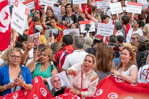 13 aout 2018 : Près de 4000 personnes étaient présentes en ce jour de fête de la Femme à la manifestation en faveur des libertés sur l'avenue Habib Bourguiba à Tunis. Entre citoyens, activistes de la société civile, figures médiatiques et politiques, les personnes présentes ont scandé des slogans appelant à l'égalité homme-femme et la liberté et ont rejeté l'extrémisme. Le drapeau arc-en-ciel a également été brandi en signe de soutien à la cause LGBT et des minorités sexuelles. La Commission des libertés individuelles et de l’égalité (Colibe) initiée par BCE a remis son rapport en juin au Président récemment, elle contient des proportions sur l’égalité de l’héritage, la dépénalisation de l’homosexualité et autres questions sociétales en Tunisie. Béji Caïd Essebsi n'entérine que l’égalité dans l’héritage.On rappelle que ce rapport a suscité une violente réaction dans le camp des islamistes qui ont fustigé la violation du texte coranique et qualifié les membres de la Colibe d’apostates. Samedi, une marche a été organisée pour dénoncer le contenu du rapport.