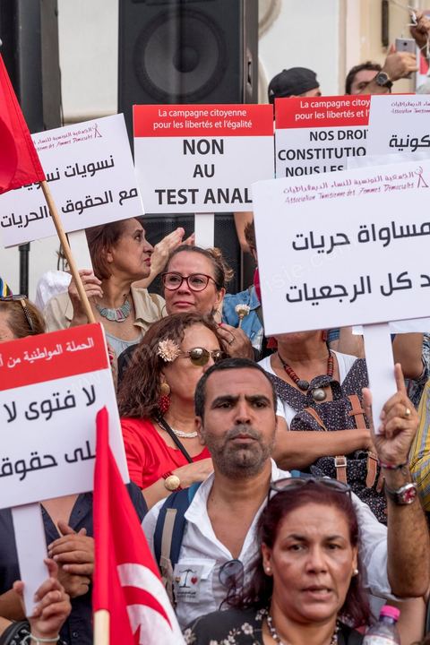 13 aout 2018 : Près de 4000 personnes étaient présentes en ce jour de fête de la Femme à la manifestation en faveur des libertés sur l'avenue Habib Bourguiba à Tunis. Entre citoyens, activistes de la société civile, figures médiatiques et politiques, les personnes présentes ont scandé des slogans appelant à l'égalité homme-femme et la liberté et ont rejeté l'extrémisme. Le drapeau arc-en-ciel a également été brandi en signe de soutien à la cause LGBT et des minorités sexuelles. La Commission des libertés individuelles et de l’égalité (Colibe) initiée par BCE a remis son rapport en juin au Président récemment, elle contient des proportions sur l’égalité de l’héritage, la dépénalisation de l’homosexualité et autres questions sociétales en Tunisie. Béji Caïd Essebsi n'entérine que l’égalité dans l’héritage.On rappelle que ce rapport a suscité une violente réaction dans le camp des islamistes qui ont fustigé la violation du texte coranique et qualifié les membres de la Colibe d’apostates. Samedi, une marche a été organisée pour dénoncer le contenu du rapport.