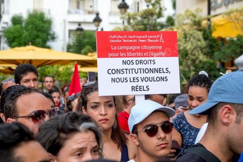 13 aout 2018 : Près de 4000 personnes étaient présentes en ce jour de fête de la Femme à la manifestation en faveur des libertés sur l'avenue Habib Bourguiba à Tunis. Entre citoyens, activistes de la société civile, figures médiatiques et politiques, les personnes présentes ont scandé des slogans appelant à l'égalité homme-femme et la liberté et ont rejeté l'extrémisme. Le drapeau arc-en-ciel a également été brandi en signe de soutien à la cause LGBT et des minorités sexuelles. La Commission des libertés individuelles et de l’égalité (Colibe) initiée par BCE a remis son rapport en juin au Président récemment, elle contient des proportions sur l’égalité de l’héritage, la dépénalisation de l’homosexualité et autres questions sociétales en Tunisie. Béji Caïd Essebsi n'entérine que l’égalité dans l’héritage.On rappelle que ce rapport a suscité une violente réaction dans le camp des islamistes qui ont fustigé la violation du texte coranique et qualifié les membres de la Colibe d’apostates. Samedi, une marche a été organisée pour dénoncer le contenu du rapport.