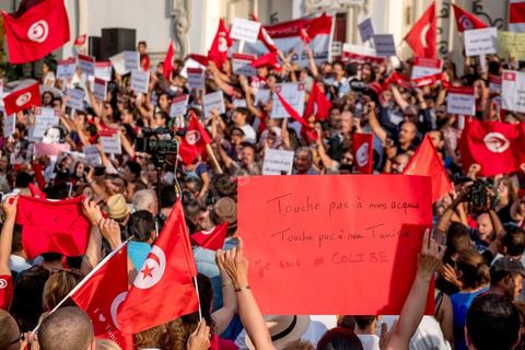 13 aout 2018 : Près de 4000 personnes étaient présentes en ce jour de fête de la Femme à la manifestation en faveur des libertés sur l'avenue Habib Bourguiba à Tunis. Entre citoyens, activistes de la société civile, figures médiatiques et politiques, les personnes présentes ont scandé des slogans appelant à l'égalité homme-femme et la liberté et ont rejeté l'extrémisme. Le drapeau arc-en-ciel a également été brandi en signe de soutien à la cause LGBT et des minorités sexuelles. La Commission des libertés individuelles et de l’égalité (Colibe) initiée par BCE a remis son rapport en juin au Président récemment, elle contient des proportions sur l’égalité de l’héritage, la dépénalisation de l’homosexualité et autres questions sociétales en Tunisie. Béji Caïd Essebsi n'entérine que l’égalité dans l’héritage.On rappelle que ce rapport a suscité une violente réaction dans le camp des islamistes qui ont fustigé la violation du texte coranique et qualifié les membres de la Colibe d’apostates. Samedi, une marche a été organisée pour dénoncer le contenu du rapport.