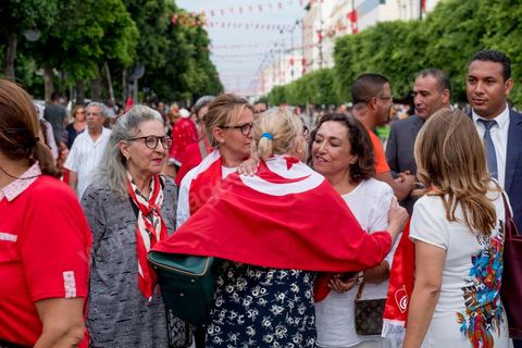 13 aout 2018 : Près de 4000 personnes étaient présentes en ce jour de fête de la Femme à la manifestation en faveur des libertés sur l'avenue Habib Bourguiba à Tunis. Entre citoyens, activistes de la société civile, figures médiatiques et politiques, les personnes présentes ont scandé des slogans appelant à l'égalité homme-femme et la liberté et ont rejeté l'extrémisme. Le drapeau arc-en-ciel a également été brandi en signe de soutien à la cause LGBT et des minorités sexuelles. La Commission des libertés individuelles et de l’égalité (Colibe) initiée par BCE a remis son rapport en juin au Président récemment, elle contient des proportions sur l’égalité de l’héritage, la dépénalisation de l’homosexualité et autres questions sociétales en Tunisie. Béji Caïd Essebsi n'entérine que l’égalité dans l’héritage.On rappelle que ce rapport a suscité une violente réaction dans le camp des islamistes qui ont fustigé la violation du texte coranique et qualifié les membres de la Colibe d’apostates. Samedi, une marche a été organisée pour dénoncer le contenu du rapport.