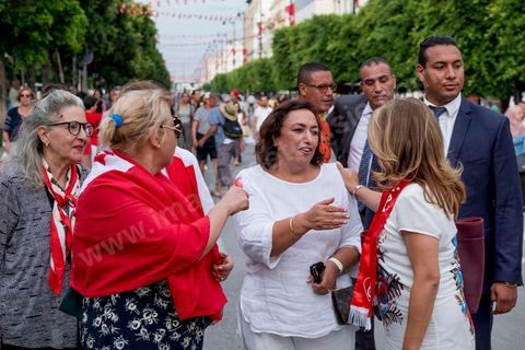 13 aout 2018 : Près de 4000 personnes étaient présentes en ce jour de fête de la Femme à la manifestation en faveur des libertés sur l'avenue Habib Bourguiba à Tunis. Entre citoyens, activistes de la société civile, figures médiatiques et politiques, les personnes présentes ont scandé des slogans appelant à l'égalité homme-femme et la liberté et ont rejeté l'extrémisme. Le drapeau arc-en-ciel a également été brandi en signe de soutien à la cause LGBT et des minorités sexuelles. La Commission des libertés individuelles et de l’égalité (Colibe) initiée par BCE a remis son rapport en juin au Président récemment, elle contient des proportions sur l’égalité de l’héritage, la dépénalisation de l’homosexualité et autres questions sociétales en Tunisie. Béji Caïd Essebsi n'entérine que l’égalité dans l’héritage.On rappelle que ce rapport a suscité une violente réaction dans le camp des islamistes qui ont fustigé la violation du texte coranique et qualifié les membres de la Colibe d’apostates. Samedi, une marche a été organisée pour dénoncer le contenu du rapport.